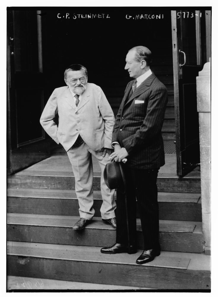Charles Proteus Steinmetz, po lewej, i Guglielmo Marconi, po prawej 