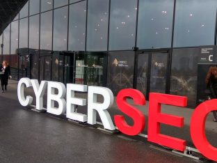 Międzynarodowe Centrum Kongresowe w Katowicach, przed nim duże litery "Cybersec"