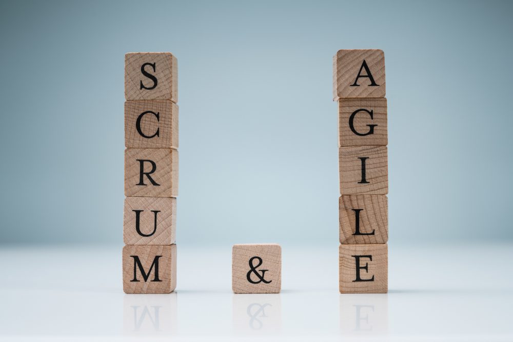 grafika z drewnianymi kostkami z napisem "scrum & agile"