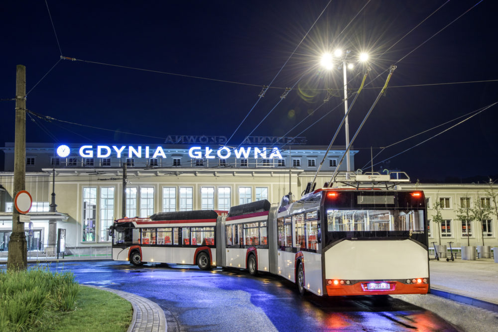 autobus solaris; w tle dworzec Gdynia Główna