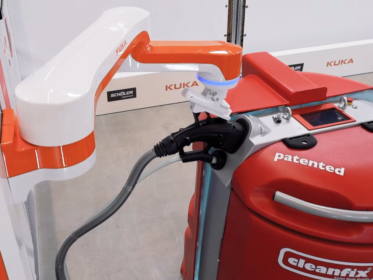 Stacja dokująca KUKA dla przemysłowych robotów sprzątających ładuje baterię i dolewa wody