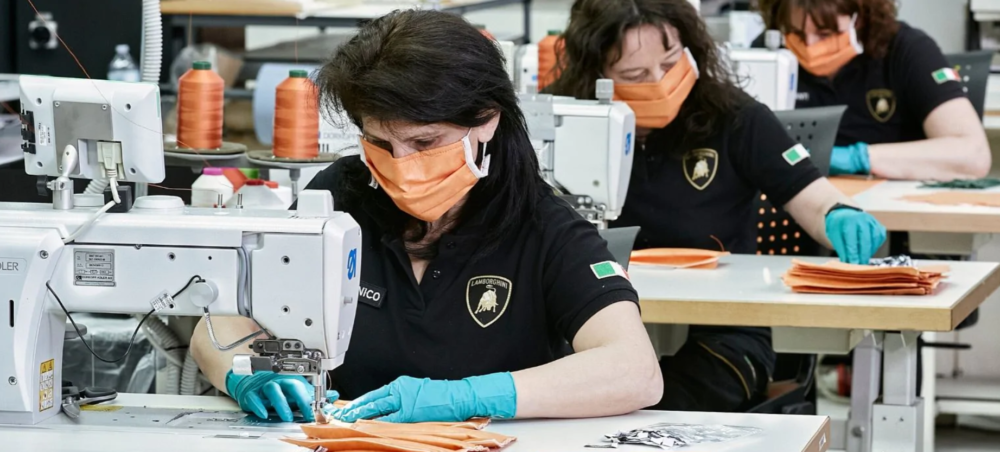 pracownice Lamborghini produkujące maseczki ochronne