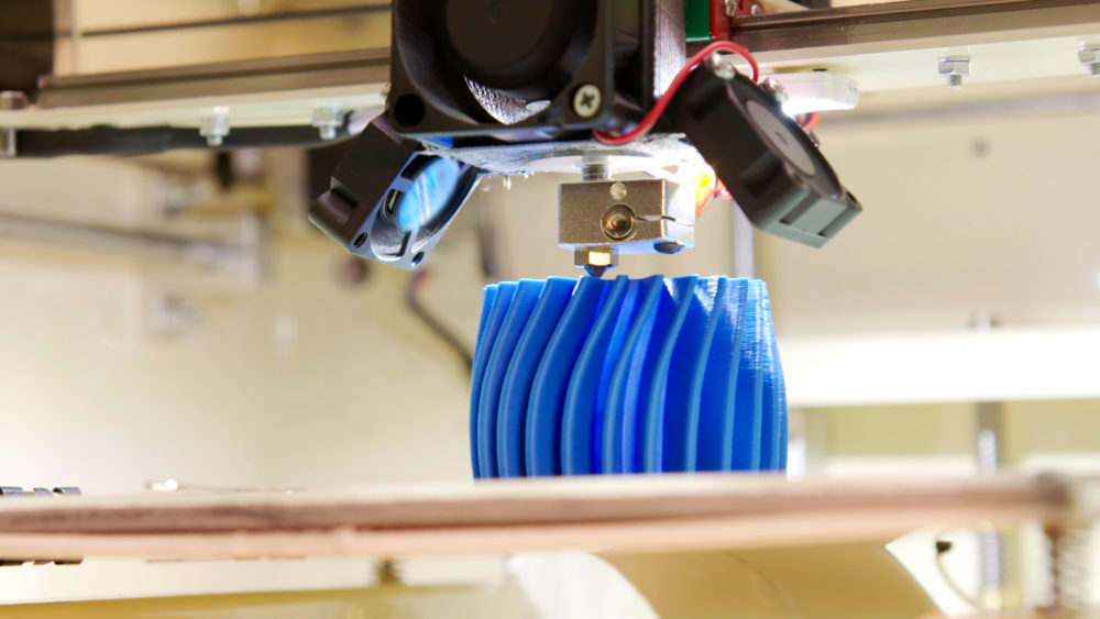 drukarka 3D w czasie pracy