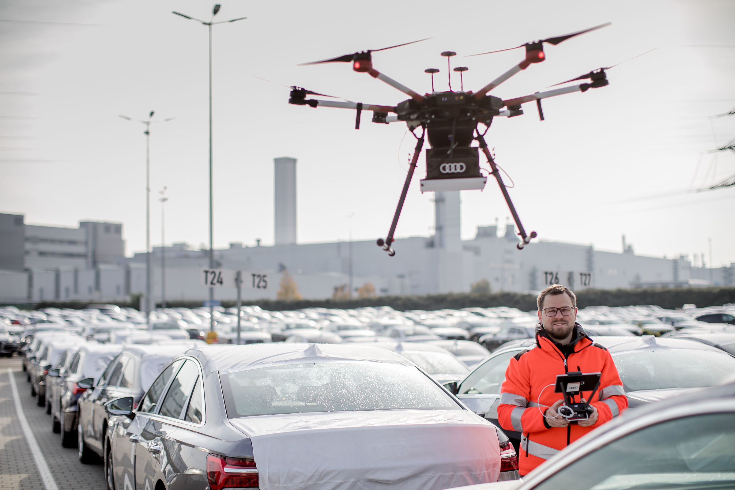 O tym, jak drony lokalizują w fabryce auta, które mają trafić do klientów