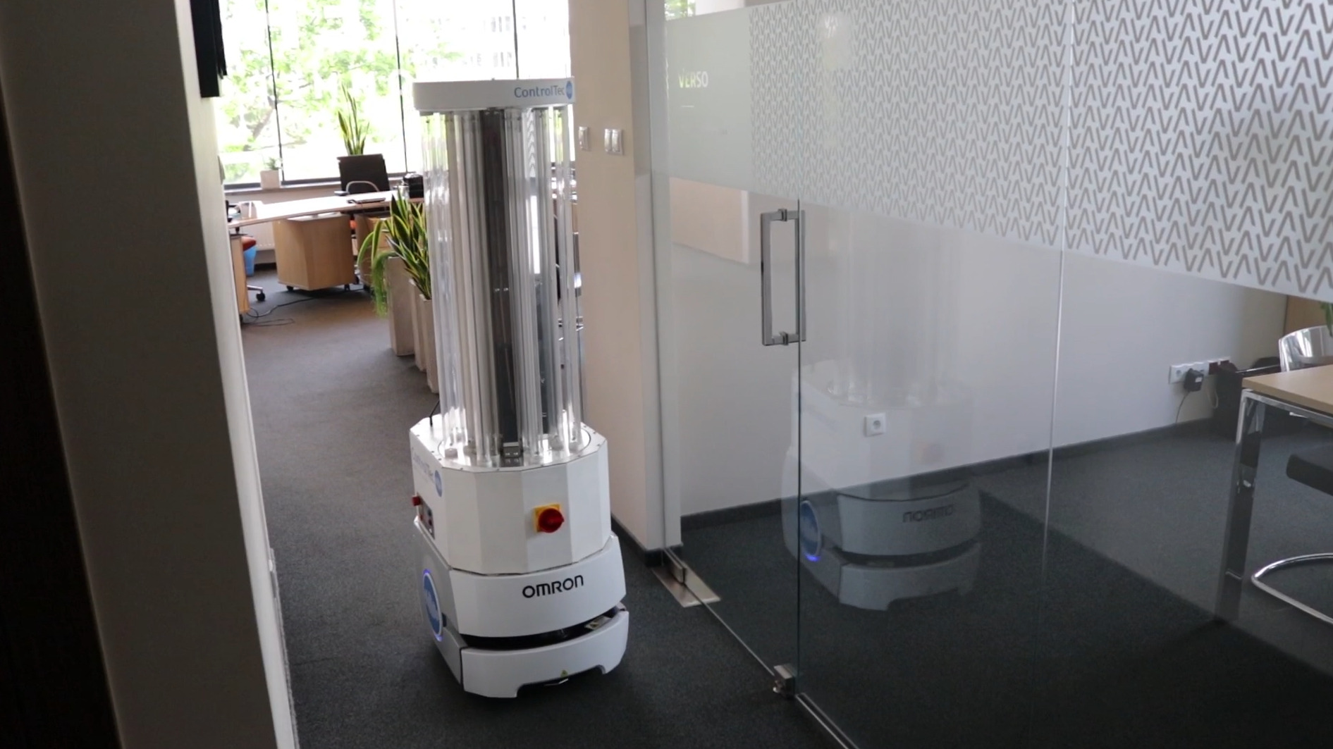 Robot z 16 lampami UV-C do zdalnej dezynfekcji pomieszczeń