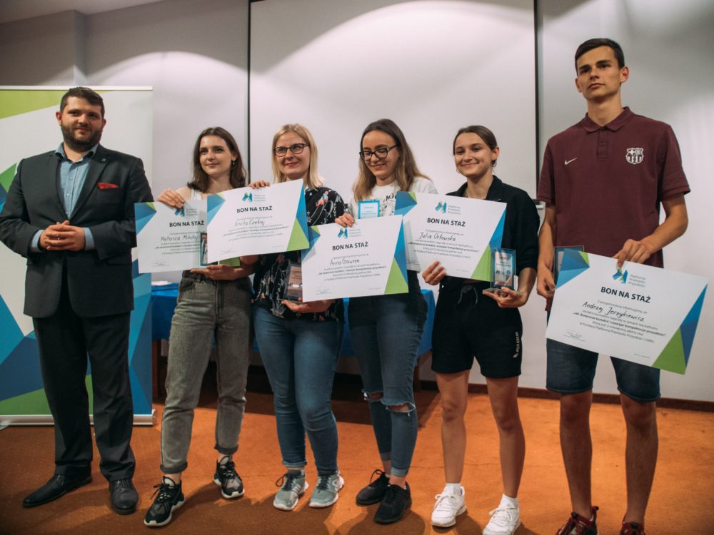 zwycięzcy hackathonu - poznańska akademia liderów
