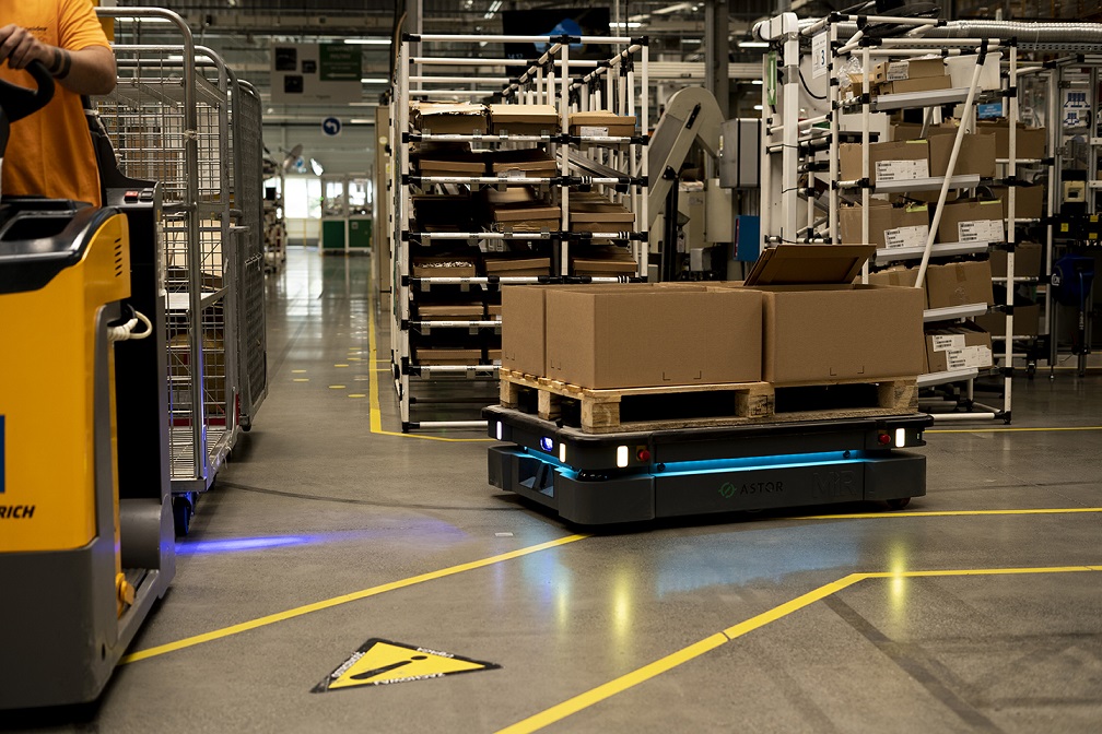 Autonomiczny mobilny robot rozpoczął pracę w małopolskim zakładzie